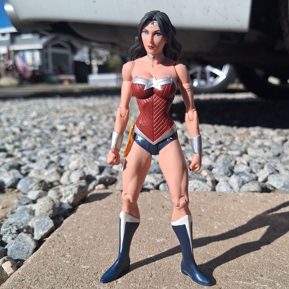 Wonder Woman Collectible Action Figure with Red & Silver Outfit DC Comics C05614 - Picture 9 of 12